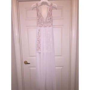 White v-neck sleeveless dress